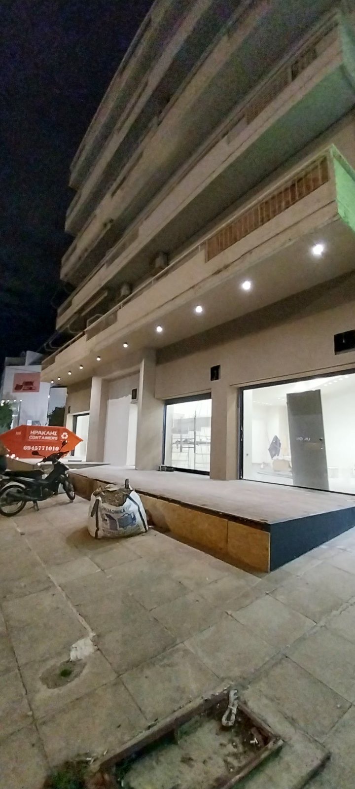Κατάστημα στη Γλυφάδα — φωτογραφία 07